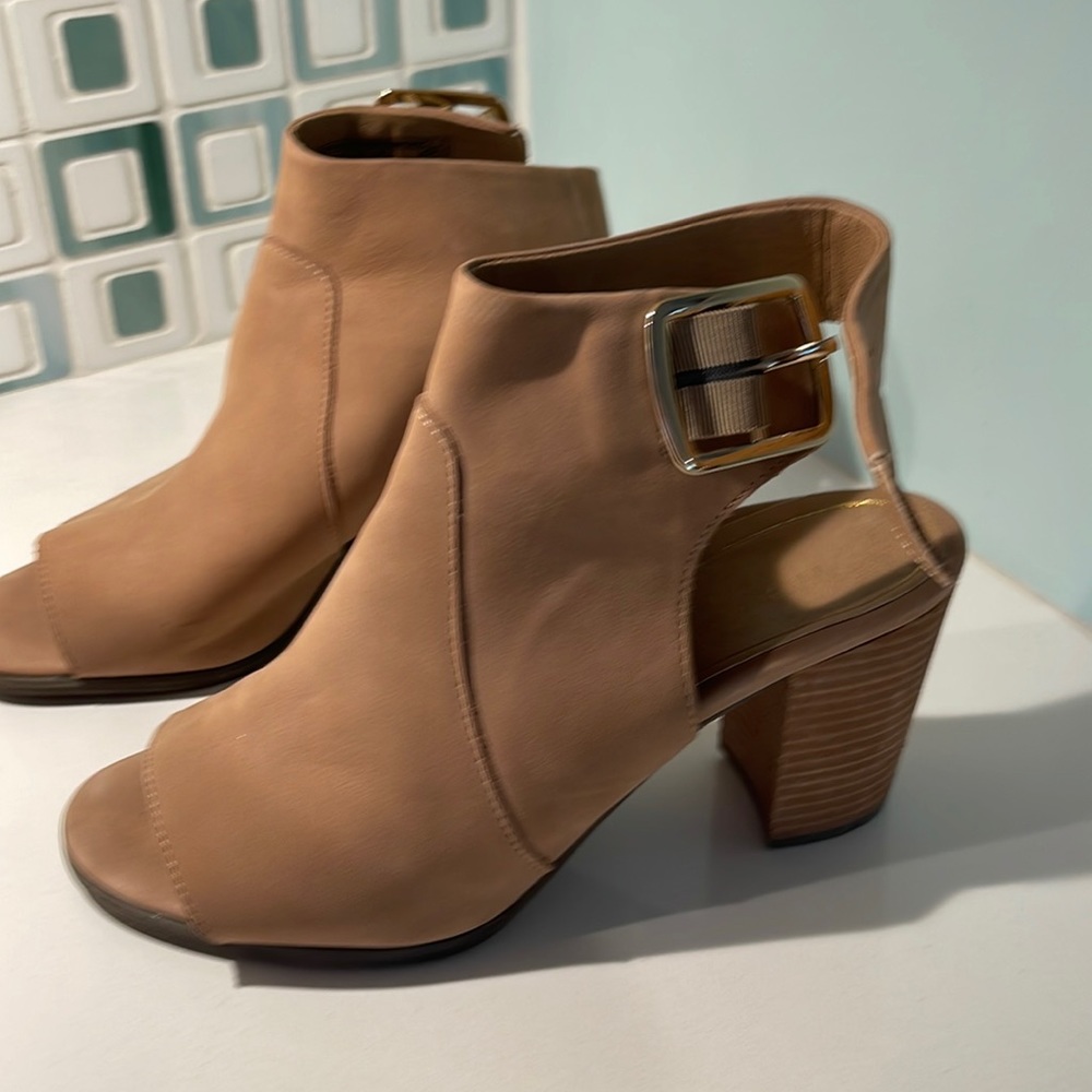 Vionic block heel dress sandal size 9